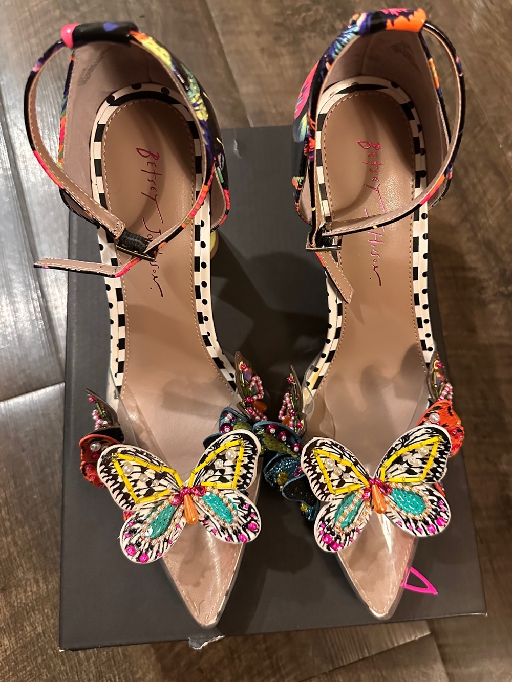 NEW- Betsy Johnson Gidelle Butterfly Sculpted Vinyl Pumps - Size 10 - Picture 2 of 5